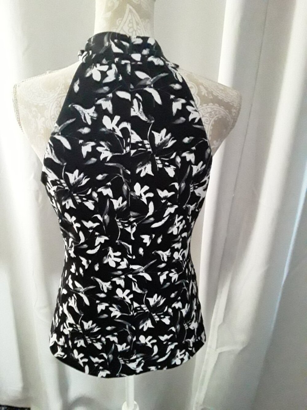 White House Black Market lovely black and white halter top size S - Picture 6 of 10